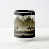 風光明媚な中世ファンタジーマグ ツートーンマグカップ (中央)