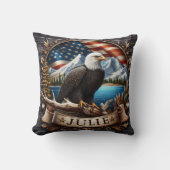 風光明媚な山と旗を持つアメリカワシ クッション (正面)