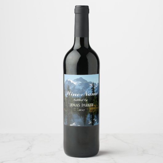 風光明媚な山と湖の写真パーソナライズされた ワインラベル (正面)