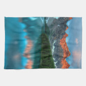 風光明媚な山と湖の風景の写真 キッチンタオル (横)