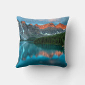 風光明媚な山と湖の風景の写真 クッション (裏面)