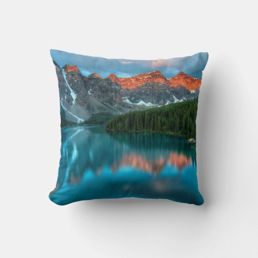 風光明媚な山と湖の風景の写真 クッション (正面)