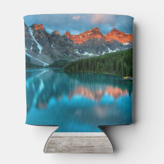 風光明媚な山と湖の風景の写真 缶クーラー (裏面)