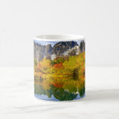 風光明媚な景観の森と山 コーヒーマグカップ (中央)