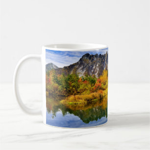 風光明媚な景観の森と山 コーヒーマグカップ