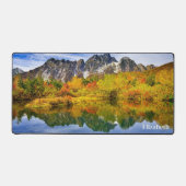 風光明媚な景観の森と山 デスクマット (正面)