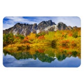 風光明媚な景観の森と山 マグネット (横)