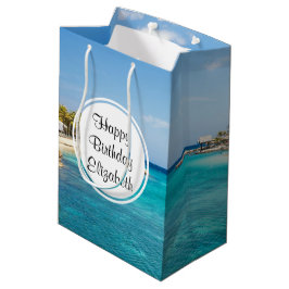 風光明媚な熱帯ビーチと草葺き小屋誕生日 ミディアムペーパーバッグ