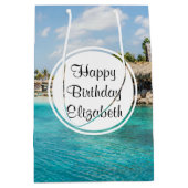 風光明媚な熱帯ビーチと草葺き小屋誕生日 ミディアムペーパーバッグ (正面)