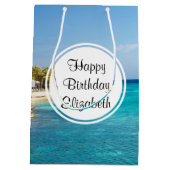 風光明媚な熱帯ビーチと草葺き小屋誕生日 ミディアムペーパーバッグ (裏面)