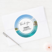 風光明媚な熱帯ビーチと草葺き小屋誕生日 ラウンドシール (封筒)