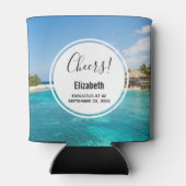 風光明媚な熱帯ビーチと草葺き小屋誕生日 缶クーラー (裏面)