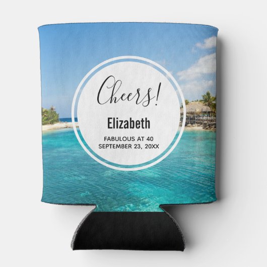 風光明媚な熱帯ビーチと草葺き小屋誕生日 缶クーラー (裏面)