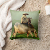 風光明媚な牧草地で農家と牛の放牧 クッション (ブランケット)