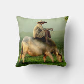 風光明媚な牧草地で農家と牛の放牧 クッション (裏面)