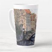 風光明媚な魅力的ブルージュの運河に古い橋 カフェラテマグ (左アングル)