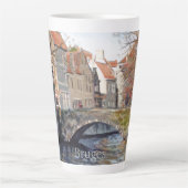 風光明媚な魅力的ブルージュの運河に古い橋 カフェラテマグ (正面)