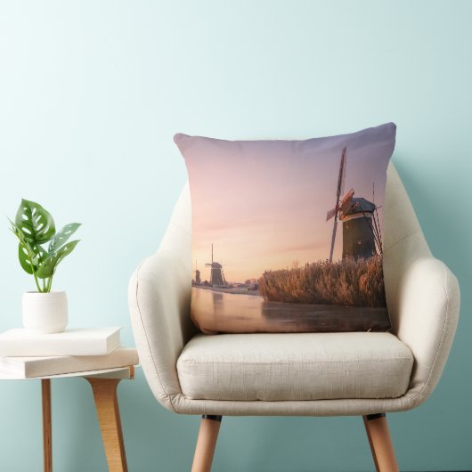 風凍ってい車と葦で川の上の日の出 クッション (椅子)