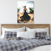 風包まれたで – 黒いエレガントドレスの女性 キャンバスプリント (インサイチュ (寝室))