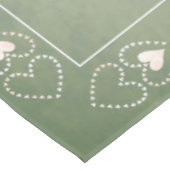 風化させた石造りおよびケルト十字w/hearts テーブルクロス (アングル)