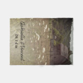 風化された納屋の田舎の結婚式 フリースブランケット (正面(横))