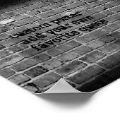 風化したレンガの上に引用文ポスターを追加するデザイン ポスター (角)