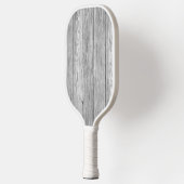 風化した濃い灰色の木製 ピックルボールラケット (左)