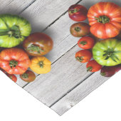 風化カラフルストライプの表のトマト ロングテーブルランナー (コーナー)