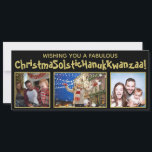 風変わりなポリティカル・コレクトネス 3 枚の写真 ブラック & ゴールド シーズンカード<br><div class="desc">このユーモアあふれるポリティカル・コレクトネスなホリデーカードは、すべての行事を網羅しています。カードの挨拶には、「クリスマス・ソルスティス・ハヌカ・クワンザァを願って！」- クリスマス、ソルスティス、ハヌカ、クワンザァの言葉を1つの長い言葉にブレンドしています。テキストは、黒い背景に気まぐれなゴールドのフォントで書かれており、3枚の写真をアップロードするスペースがあります。裏面には、ゴールドの雪の結晶があり、短いメッセージと署名を書くスペースがあります。かわいい、すべてを含む季節の挨拶を送る方法です！</div>