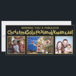 風変わりなポリティカル・コレクトネス 3 枚の写真 ブラック & ゴールド シーズンカード<br><div class="desc">このユーモアあふれるポリティカル・コレクトネスなホリデーカードは、すべての行事を網羅しています。カードの挨拶には、「クリスマス・ソルスティス・ハヌカ・クワンザァを願って！」- クリスマス、ソルスティス、ハヌカ、クワンザァの言葉を1つの長い言葉にブレンドしています。テキストは、黒い背景に気まぐれなゴールドのフォントで書かれており、3枚の写真をアップロードするスペースがあります。裏面には、ゴールドの雪の結晶があり、短いメッセージと署名を書くスペースがあります。かわいい、すべてを含む季節の挨拶を送る方法です！</div>