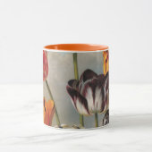 風景に咲くアンティークな斑入りのチューリップの花 マグカップ (中央)