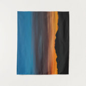 風景のシルエットの上に燃える夕日 タペストリー (正面)