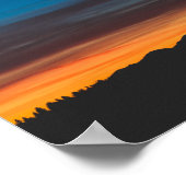 風景のシルエットの上に燃える夕日 ポスター (角)