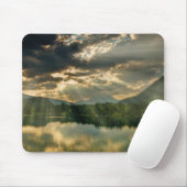 風景のシーン – 湖、木、山と空 マウスパッド (マウス)