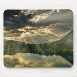 風景のシーン – 湖、木、山と空 マウスパッド