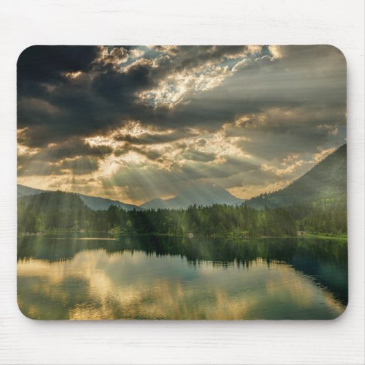 風景のシーン – 湖、木、山と空 マウスパッド (正面)