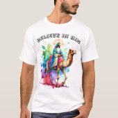 風景の中をラクダに乗る鮮やかイエス Tシャツ (正面)