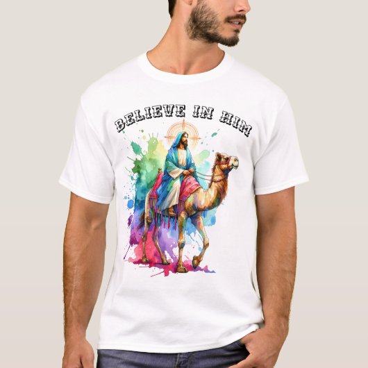 風景の中をラクダに乗る鮮やかイエス Tシャツ (正面)