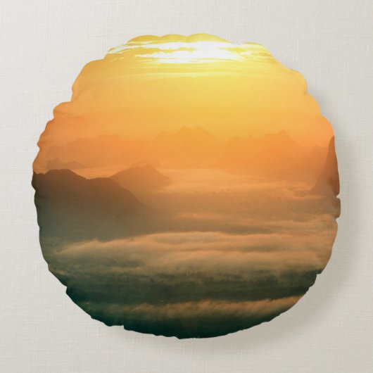 風景の写真、朝の美しい海の霧 ラウンドクッション (正面)