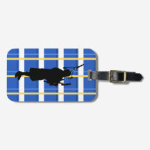 風笛吹奏者のタータンチェックの荷物のラベル