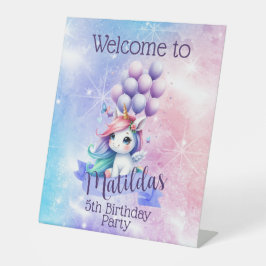 風船の台座の看板を持つ美しいユニコーン 台座サイン