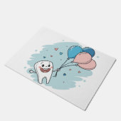 風船を持つ喜ぶキャラクターの歯 - 歯の健康 ドアマット (アングル)