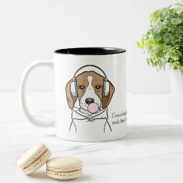 風船ガムを膨らますリラックスしたビーグル犬 かわいい ツートーンマグカップ