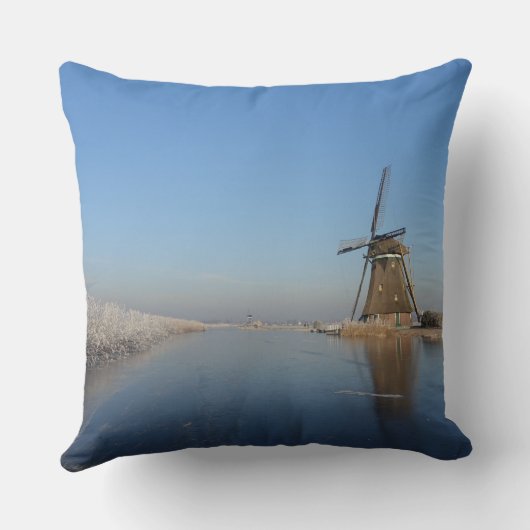 風車および氷との冬の景色 クッション (裏面)