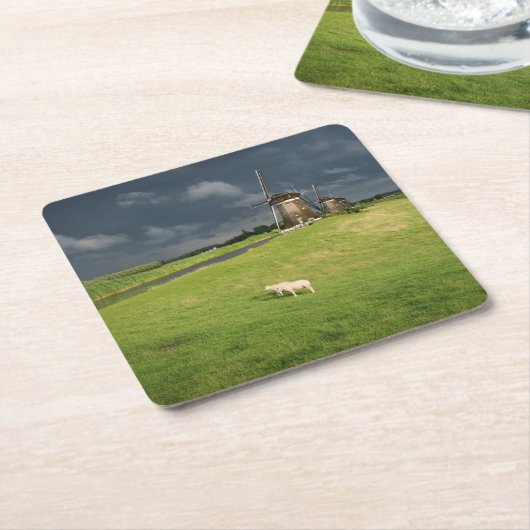 風車が暗雲の下にある羊 スクエアペーパーコースター (アングル)