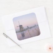 風車の上の冬の柔らかい日の出の光 スクエアシール (封筒)