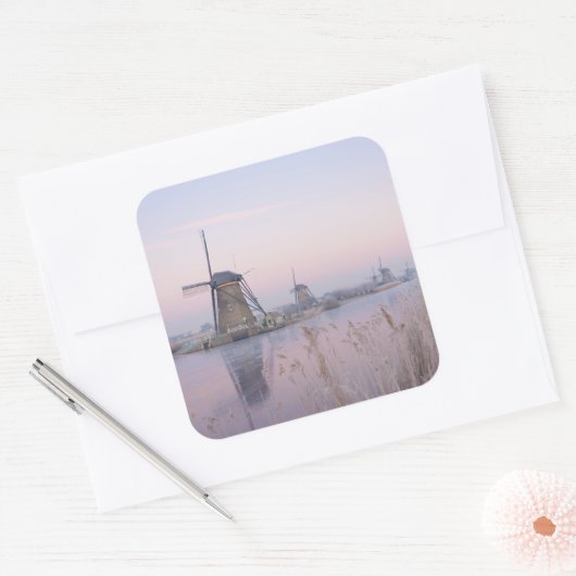 風車の上の冬の柔らかい日の出の光 スクエアシール (封筒)