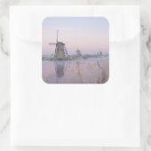 風車の上の冬の柔らかい日の出の光 スクエアシール (バッグ)