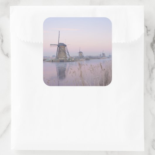 風車の上の冬の柔らかい日の出の光 スクエアシール (バッグ)