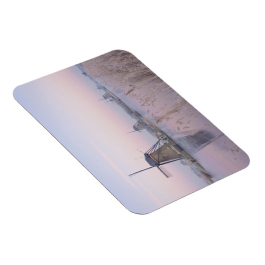 風車の上の冬の柔らかい日の出の光 マグネット (右側)